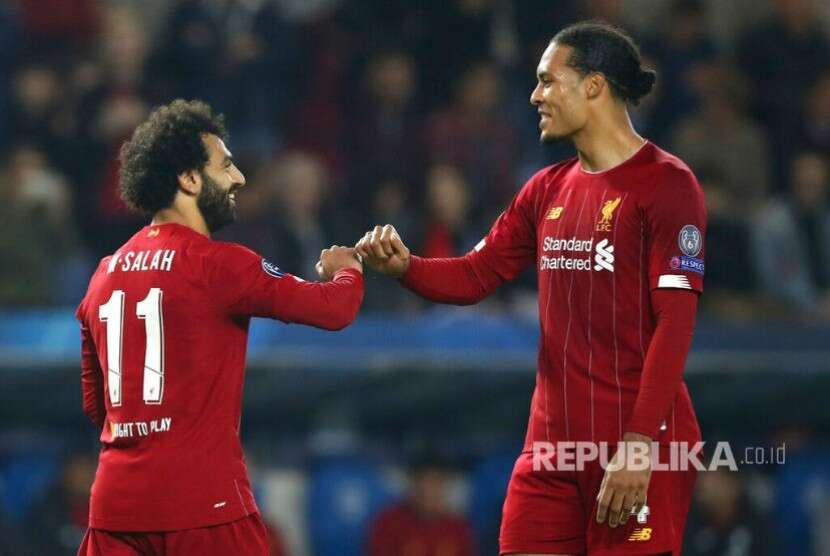 Mohamed Salah dan Virgil Van Dijk pada laga Champions League grup E antara Genk melawan Liverpool di Stadion KRC Genk Arena di Genk, Belgia, Kamis (24/10) dinihari. 
