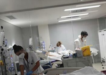 Ratusan ribu pasien sedang menunggu operasi di Spanyol, yang sistem kesehatannya terpukul setelah pandemi Covid-19.
