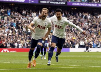 Pemain Tottenham Hotspur Harry Kane (Kiri) Merayakan Golnya Pada Pertandingan Sepak Bola Liga Inggris Antara Tottenham Hotspur Dan Burnley Di Stadion Tottenham Hotspur, London, Ahad (15/5/2022)..