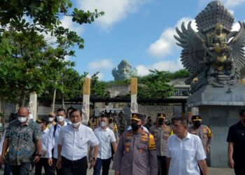 Menteri Koordinator Bidang Kemaritiman Dan Investasi Luhut Binsar Pandjaitan (Kedua Kiri) Berjalan Bersama Kapolri Jenderal Pol Listyo Sigit Prabowo (Kelima Kanan) Saat Mengunjungi Taman Budaya Garuda Wisnu Kencana (Gwk), Badung, Bali, Jumat (6/5/2022). Kunjungan Tersebut Untuk Meninjau Fasilitas Di Kawasan Gwk Sebagai Persiapan Pelaksanaan Konferensi Tingkat Tinggi (Ktt) G20 Bali Pada November 2022.