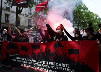 May Day Rusuh, Pengunjuk Rasa di Paris Minta Macron yang Baru Menang Pilpres Mundur