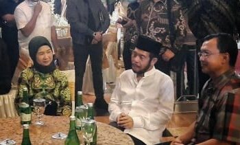 Adik Joko Widodo (Jokowi), Idayati saat foto bersama dengan Ketua Mahkamah Konstitusi (MK), Anwar Usman. FOTO/Net