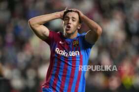 Reaksi pemain Barcelona Nico Gonzalez setelah kehilangan peluang mencetak gol dalam pertandingan sepak bola La Liga Spanyol antara Rayo Vallecano dan FC Barcelona di stadion Vallecas di Madrid, Spanyol, Kamis (28/10) dini hari WIB.