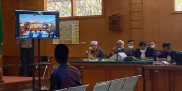 Tubagus Nurul Alam saksi yang melaporkan Habib Bahar Bin Smith terkait ceramahnya yang diduga menyebarkan berita bohong tengah memberikan keterangan di Pengadilan Negeri Bandung, Selasa (10/5/2022).