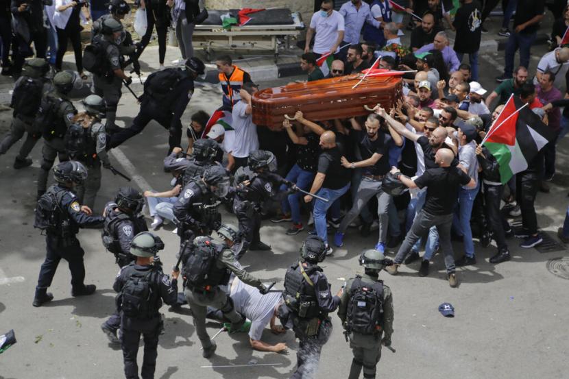 Polisi Israel menyerang pelayat saat mereka membawa peti jenazah jurnalis veteran Aljazirah yang terbunuh Shireen Abu Akleh selama pemakamannya di Yerusalem timur, Jumat, 13 Mei 2022.