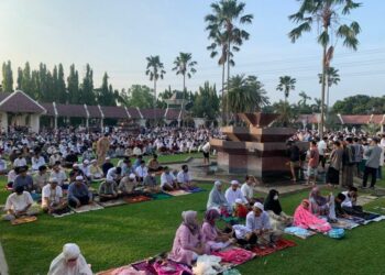 Jamaah Shala Idul Fitri 1443 Hijriah Mulai Memadati Pelataran Masjid Agung Attin, Jakarta Timur, Senin (2/5).