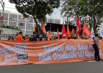 Peringatan May Day, Ratusan Buruh Geruduk KPU RI