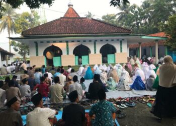 Shalat Idul Fitri Di Sebuah Kampung. (Ilustrasi)