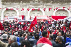 Demonstran Tunisia berkumpul selama rapat umum untuk mendukung Presiden Tunisia Kais Saied di Tunis, Tunisia, Minggu, 8 Mei 2022.