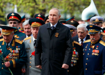 Presiden Rusia Vladimir Putin, Tengah, Menghadiri Upacara Peletakan Karangan Bunga Di Makam Prajurit Tak Dikenal Setelah Parade Militer Menandai Peringatan 77 Tahun Berakhirnya Perang Dunia Ii, Di Moskow, Rusia, Senin, 9 Mei 2022.