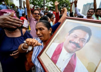 Pengunjuk raja membawa foto Perdana Menteri Sri Lanka Mahinda Rajapaksa. FOTO/Reuters