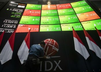 Pekerja membersihkan logo IDX di bawah layar pergerakan indeks harga saham gabungan (IHSG) di Bursa Efek Indonesia, Jakarta, Kamis (28/4/2022). Perdagangan IHSG ditutup menguat 32,15 poin atau 0,45 persen ke posisi 7.228,91 jelang libur panjang Lebaran 2022.