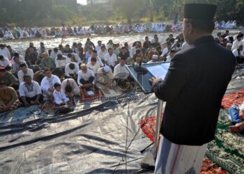 Sejumlah Jamaah Muslim Muhammadiyah Melaksanakan Sholat Id Di Lapangan.