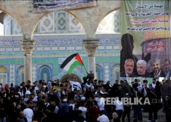 Warga Palestina berkumpul di Kompleks Masjid Al Aqsa, Yerusalem, Kamis (13/5), usai melaksanakan sholat Idul Fitri 1442 H.