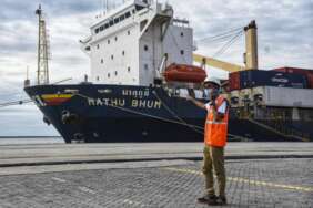 Petugas menunjukkan kapal angkut kontainer MV Mathu Bhum berbendera Singapura di Dermaga Belawan International Container Terminal (BICT), Medan, Sumatera Utara, Jumat (6/5/2022). TNI AL menangkap kapal tersebut yang membawa 34 peti kemas berisi minyak goreng dengan tujuan ekspor ke Malaysia.