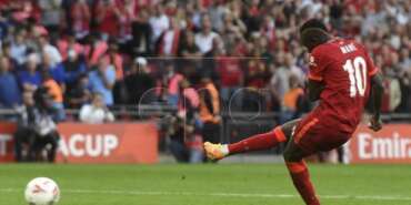 Striker Liverpool Sadio Mane melakukan tendangan penalti dalam adu penalti melawan Chelsea di final Piala FA di Stadion Wembley, London, Inggris, Ahad (15/5/2022) dini hari WIB. Liverpool menang adu penalti 6-5 (0-0) sekaligus merengkuh gelar juara Piala FA musim ini.