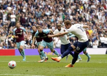 Pemain Tottenham Hotspur Harry Kane Mencetak Gol Saat Pertandingan Sepak Bola Liga Inggris Antara Tottenham Hotspur Dan Burnley Di Stadion Tottenham Hotspur, London, Ahad 15 Mei 2022.