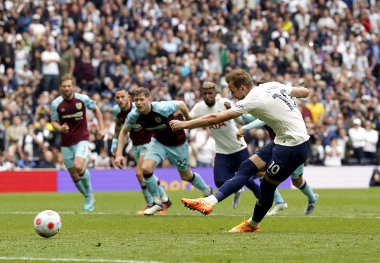 Pemain Tottenham Hotspur Harry Kane Mencetak Gol Saat Pertandingan Sepak Bola Liga Inggris Antara Tottenham Hotspur Dan Burnley Di Stadion Tottenham Hotspur, London, Ahad 15 Mei 2022.