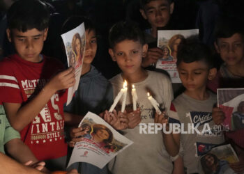 Anak-Anak Palestina Membawa Lilin Menyala Dan Foto-Foto Jurnalis Al Jazeera Yang Terbunuh Shireen Abu Akleh, Untuk Mengutuk Pembunuhannya, Di Depan Kantor Jaringan Al Jazeera, Di Kota Gaza, Rabu, 11 Mei 2022.