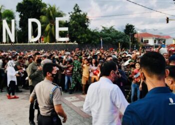 Viral Ribuan Kaos 'Jokowi Tiga Periode' Beredar Saat Presiden Kunjungi Kabupaten Ende, NTT