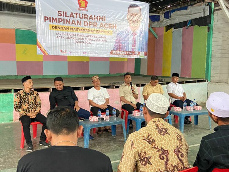 Wakil Ketua Dewan Perwakilan Rakyat Aceh (DPRA) Safaruddin menggelar pertemuan dengan sejumlah pedagang Pasar Manggeng dan masyarakat setempat di Gedung Kesenian Kecamatan Manggeng, Kabupaten Aceh Barat Daya (Abdya), Selasa (24/5/2022) malam. FOTO/Dok. DPR Aceh
