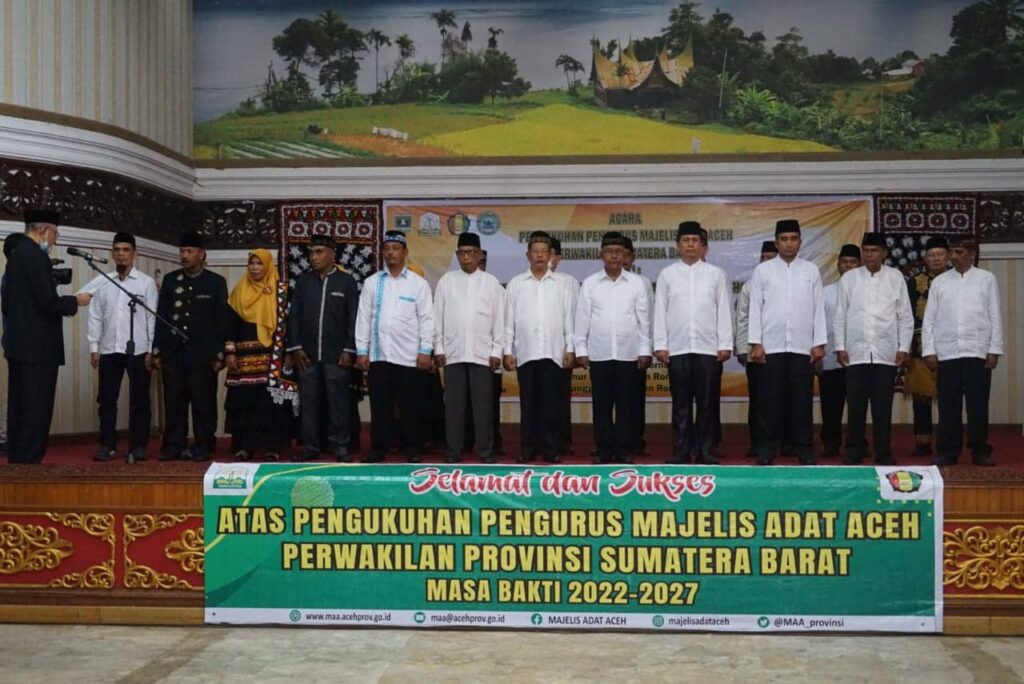 Sulaiman Juned saat memberikan sambutan pada acara pengukuhan ketua baru MAA di Aula Gubernur Sumbar, Senin, 6 Juni 2022. FOTO/Istimewa