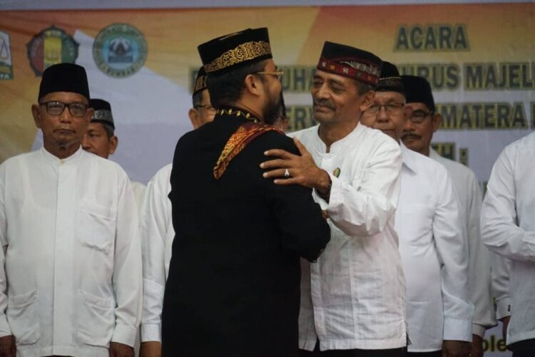 Sulaiman Juned saat memberikan sambutan pada acara pengukuhan ketua baru MAA di Aula Gubernur Sumbar, Senin, 6 Juni 2022.
