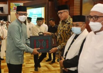77 ASN Pemrov Aceh Berangkat ke Tanah Suci, Gubernur Nova Doakan Menjadi Haji Mabrur