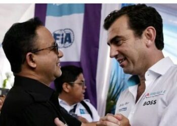 Co-Founder Formula E Alberto Longo saat bertemu dengan Gubernur DKI Jakarta, Anies Baswedan. FOTO/Net