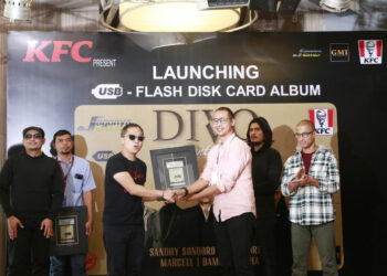 Album Divo (Cerita Tentang Cinta) dirilis dalam bentuk USB flash disk card. (Ari/tabloidbintang.com)