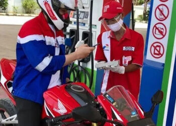 Beli Pertalite Pakai Aplikasi, Netizen: Kebijakan Goblok! Kan di SPBU Dilarang Main HP?