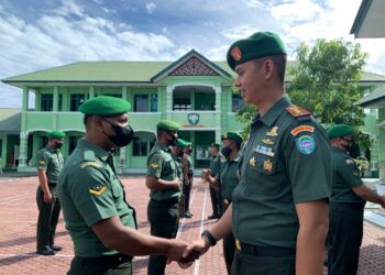 Komandan Kodim 0103/Aceh Utara Letkol Arm Oke Kistiyanto memimpin upacara penerimaan warga baru dan pelepasan pindah Satuan di Aula Saptamarga Kodim 0103/Aceh Utara, Kamis (02/06/2022). FOTO/Net