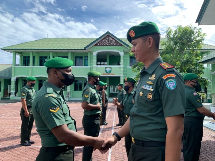 Komandan Kodim 0103/Aceh Utara Letkol Arm Oke Kistiyanto memimpin upacara penerimaan warga baru dan pelepasan pindah Satuan di Aula Saptamarga Kodim 0103/Aceh Utara, Kamis (02/06/2022). FOTO/Net