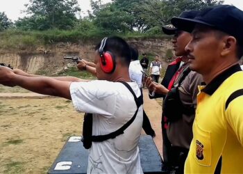 Hari Ulang Tahun (HUT) ke 76 Bhayangkara, Polres Lhokseumawe gelar lomba menembak bersama Wartawan, Jumat (10/6/2022). FOTO/HAI/Azhari