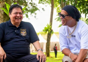 Menteri Airlangga Hartarto Sambut Baik Kedatangan Ronaldinho di Indonesia