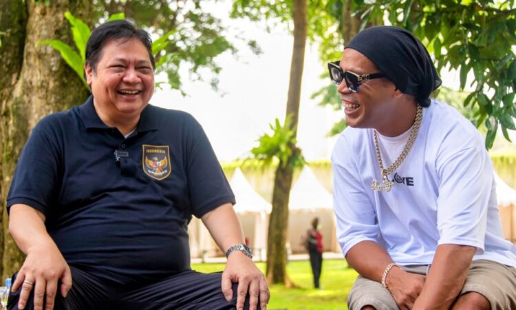 Menteri Airlangga Hartarto Sambut Baik Kedatangan Ronaldinho di Indonesia