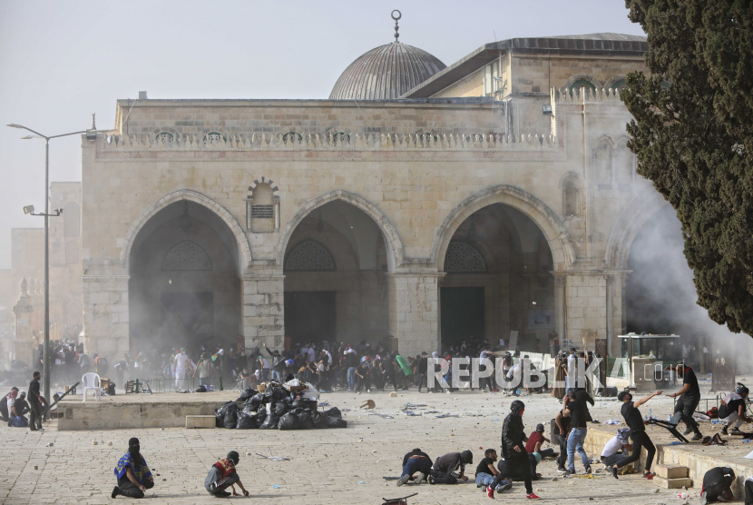 Warga Palestina bentrok dengan pasukan keamanan Israel di kompleks Masjid Al Aqsa di Kota Tua Yerusalem Senin (10/5).