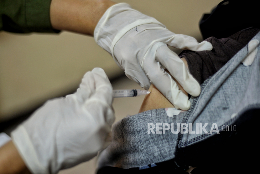 Bidang Pengkajian Penyakit Menular Pengurus Besar Ikatan Dokter Indonesia (PB IDI) mendorong peningkatan vaksinasi penguat atau