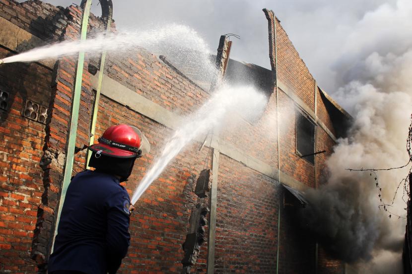 Pabrik PT Warna Prima Kimiatama Hangus Akibat Kebakaran yang Dipicu Kelalaian