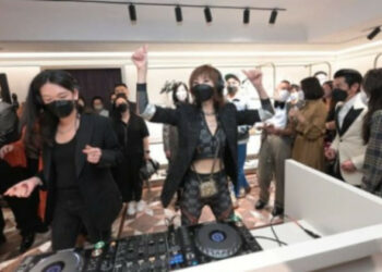 Sang bintang tampak santai memimpin DJ deck dan mengajak para tamu terkenal untuk mengobrol. (Dok 8World)
