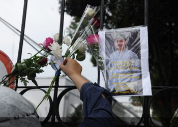 Sampaikan Belasungkawa Langsung pada Ridwan Kamil, Warga Rela Antre