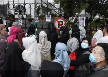 Suasana Haru Menyelimuti Saat Keluarga Ridwan Kami Menerima Ucapan Duka Cita dari Masyarakat