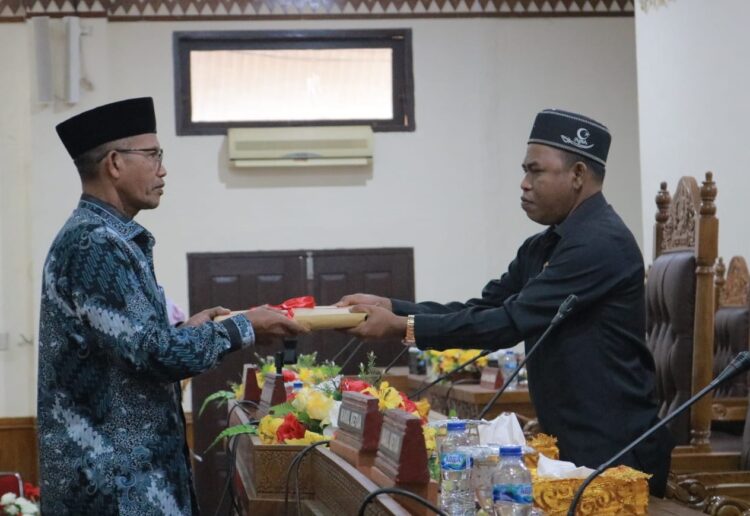 Pemda Aceh Barat Serahkan Raqan Pilchiksung 2022 Pada DPRK
