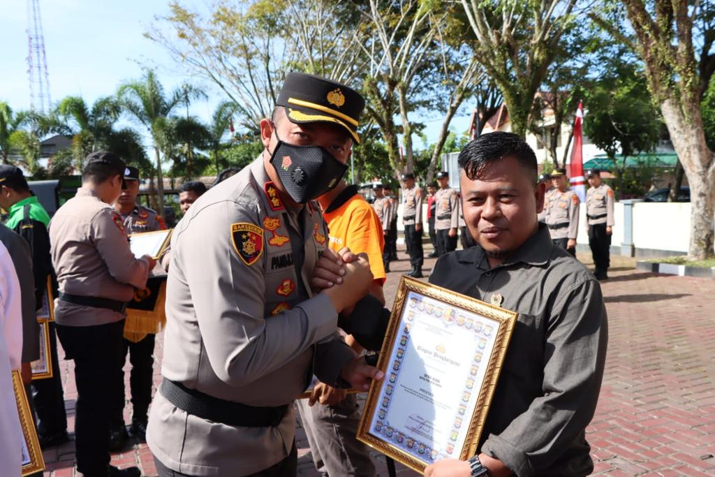 Ketua Pwi Aceh Barat, Sa'Dul Bahri Sedang Menerima Penghargaan Dari Kapolres, Foto/Hai