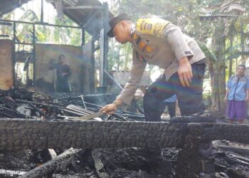 Polsek Pante Ceureumen Bantu Korban Kebakaran di Desa Lango