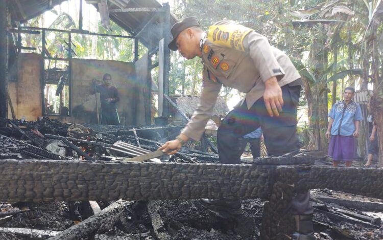 Polsek Pante Ceureumen Bantu Korban Kebakaran di Desa Lango