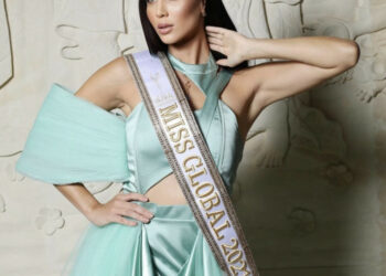 Elisabeth Virginia Sentosa menunjukkan busana hasil rancangannya. (foto: Robby Agus)