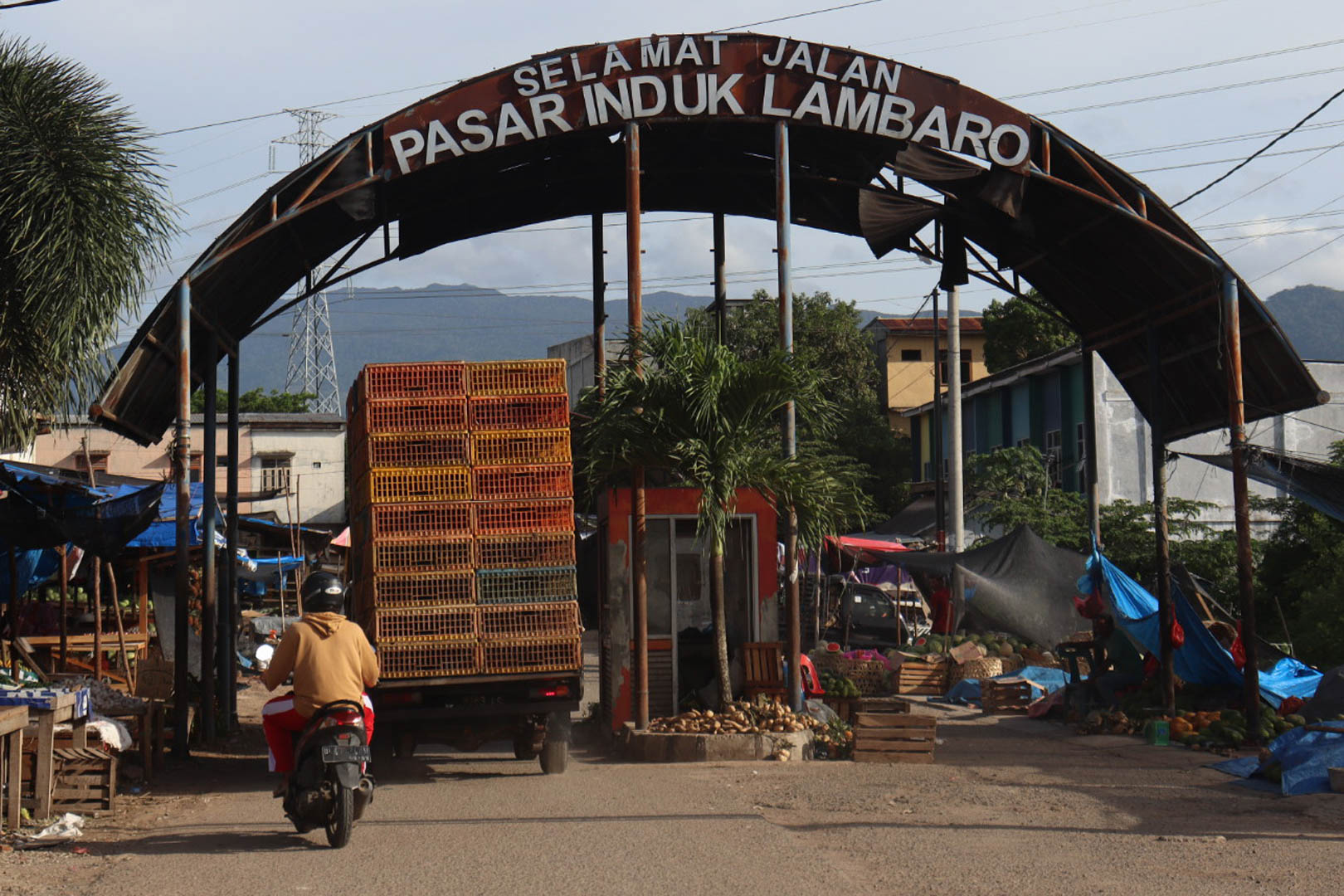 Pasar Induk Lambaro adalah pasar terbesar di Aceh. Pasar ini menjual berbagai jenis bahan makanan, dari mulai sayuran, buah, bumbu dapur, daging, ikan, dll.