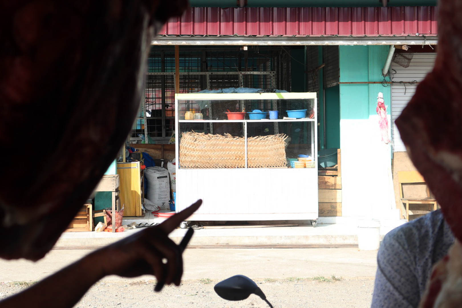 Letak kios bumbu terletak di seberang penjual daging di Pasar Lambaro. Kios bumbu itu bagaikan dapur kedua yang dimiliki Buk Ta sebab semua pengerjaan bumbu ia lakukan di kiosnya.