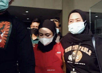 Resmi Ditahan, Begini Penampakan Medina Zein Pakai Baju Tahanan Polda Metro Jaya